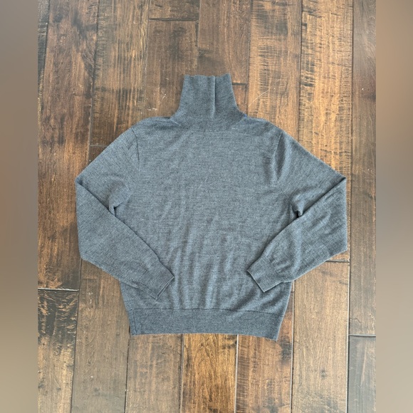 EUC J. Crew 100% Merino Wool Turtleneck Gray Minimalist Layering Warm Size L - Picture 2 of 4